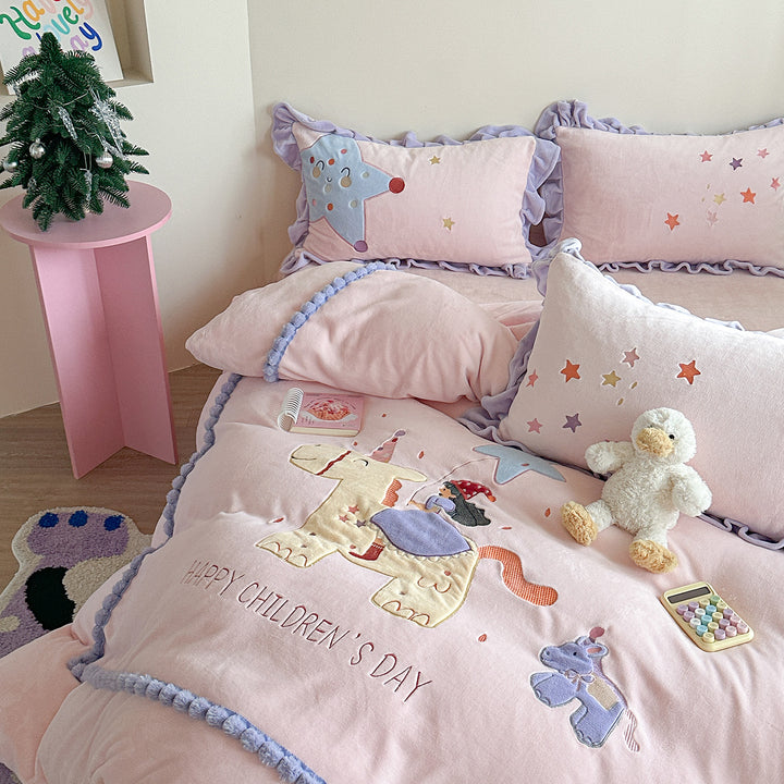 Kinderbettbezug-Set mit bestickten Rüschenschoner und Pom-Pom-Besatz