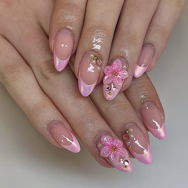 Kunstvolle Nagelverlängerungen mit elegantem floralem Design Karnz