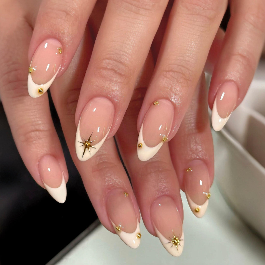 Glamouröse Stiletto-Nägel mit elegantem Sternen-Design Karnz