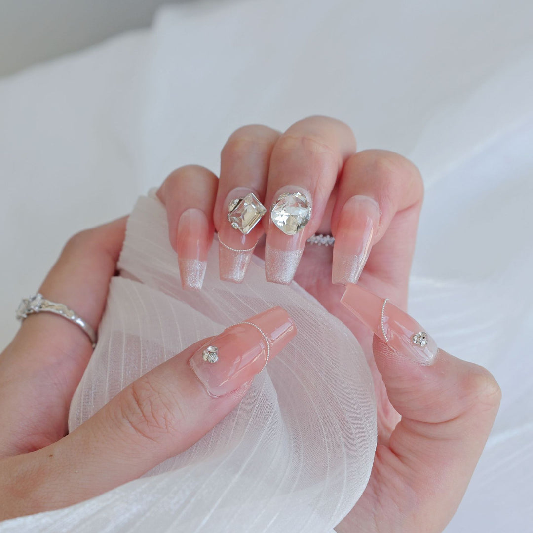 Künstlerisches Press-On Nagelkunstset mit Herz- und himmlischen Designs