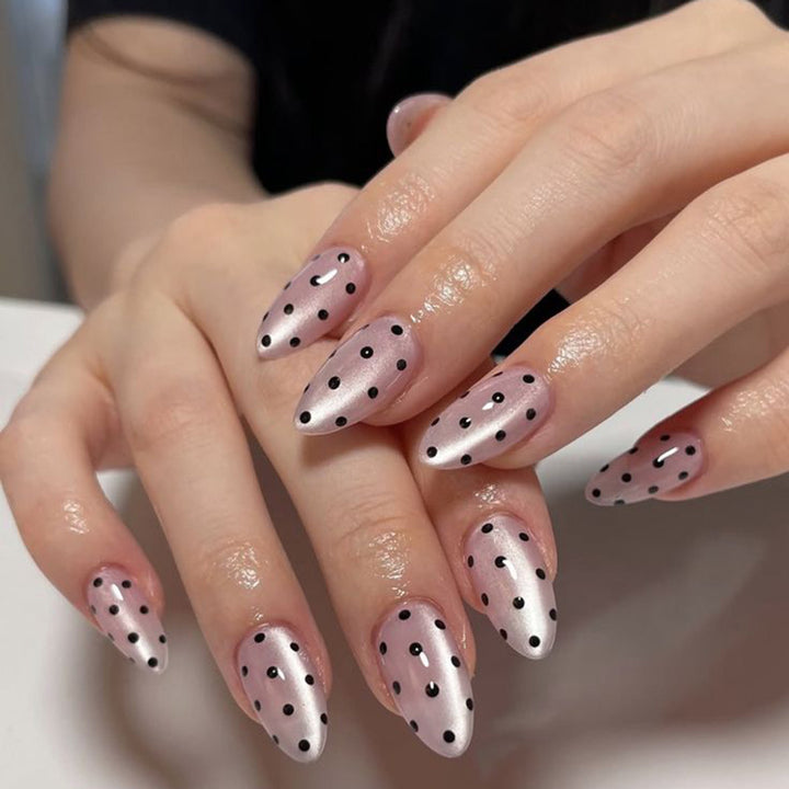 Kunstnägel mit Polka-Dots Karnz