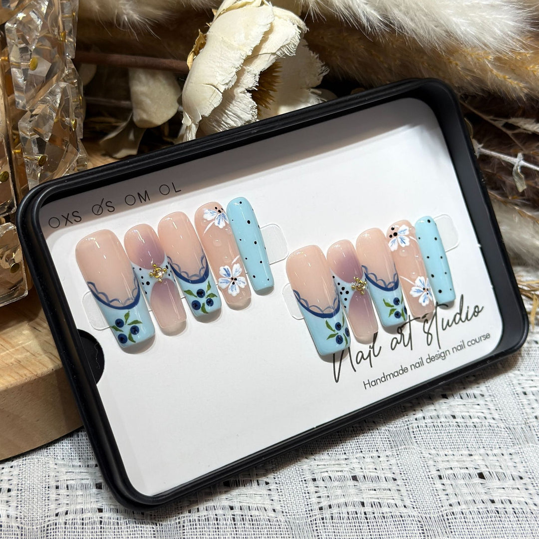 Künstlerisches Press-On-Nagelset mit floralem und geometrischem Design Karnz