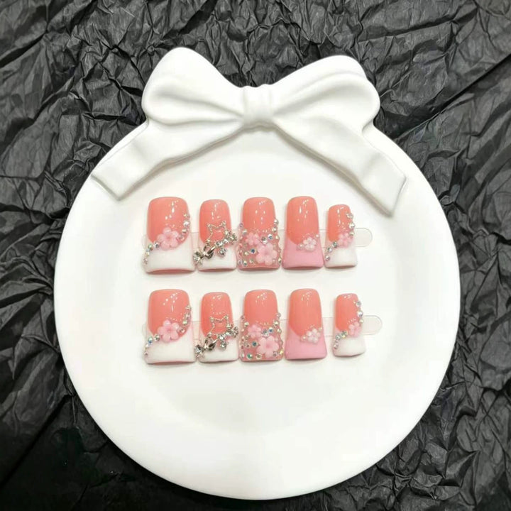 Dekoratives Press-On Nail Art Set mit floralen und Insektenakzenten