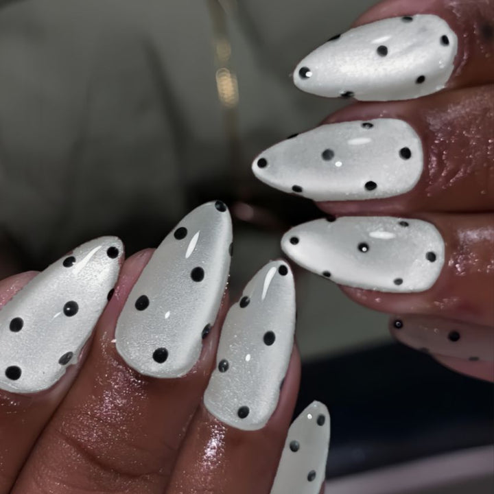 Künstlerisches Press-On Nagelset mit gepunktetem Design Karnz