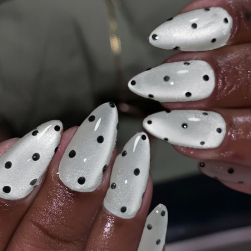 Künstlerisches Press-On Nagelset mit gepunktetem Design Karnz