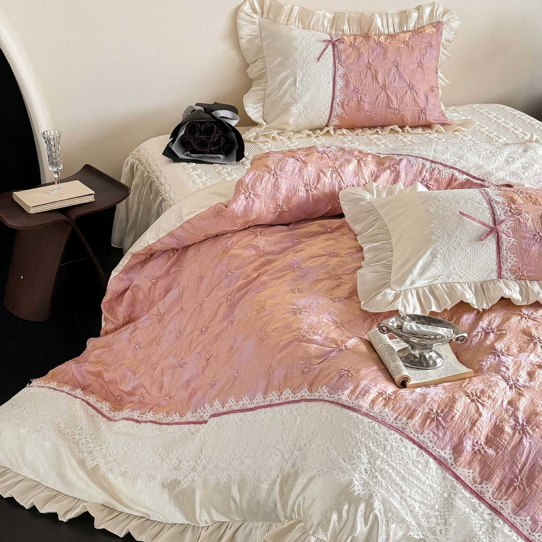 Jacquard-Bettwäschegarnitur mit olivgemusterter Steppoptik, Satin-Volant und Spitzenpaneel