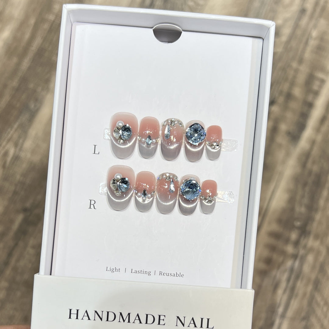 Wiederverwendbares, mit Strass verziertes Press-On Nagelset Karnz