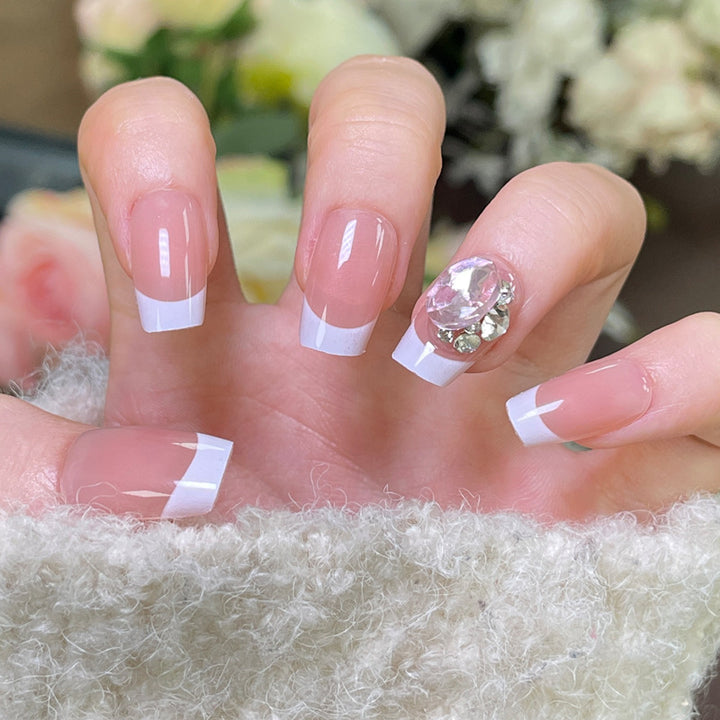Elegante Französische Spitzen-Presse-Nägel mit dekorativem Strass-Akzent Karnz