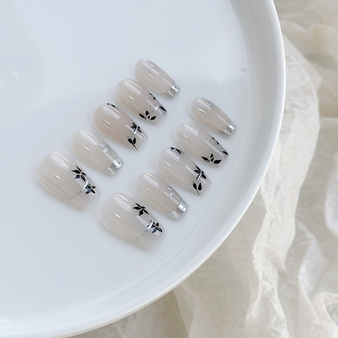 Künstlerisches Floral Press-On Nagelset mit glänzendem Finish