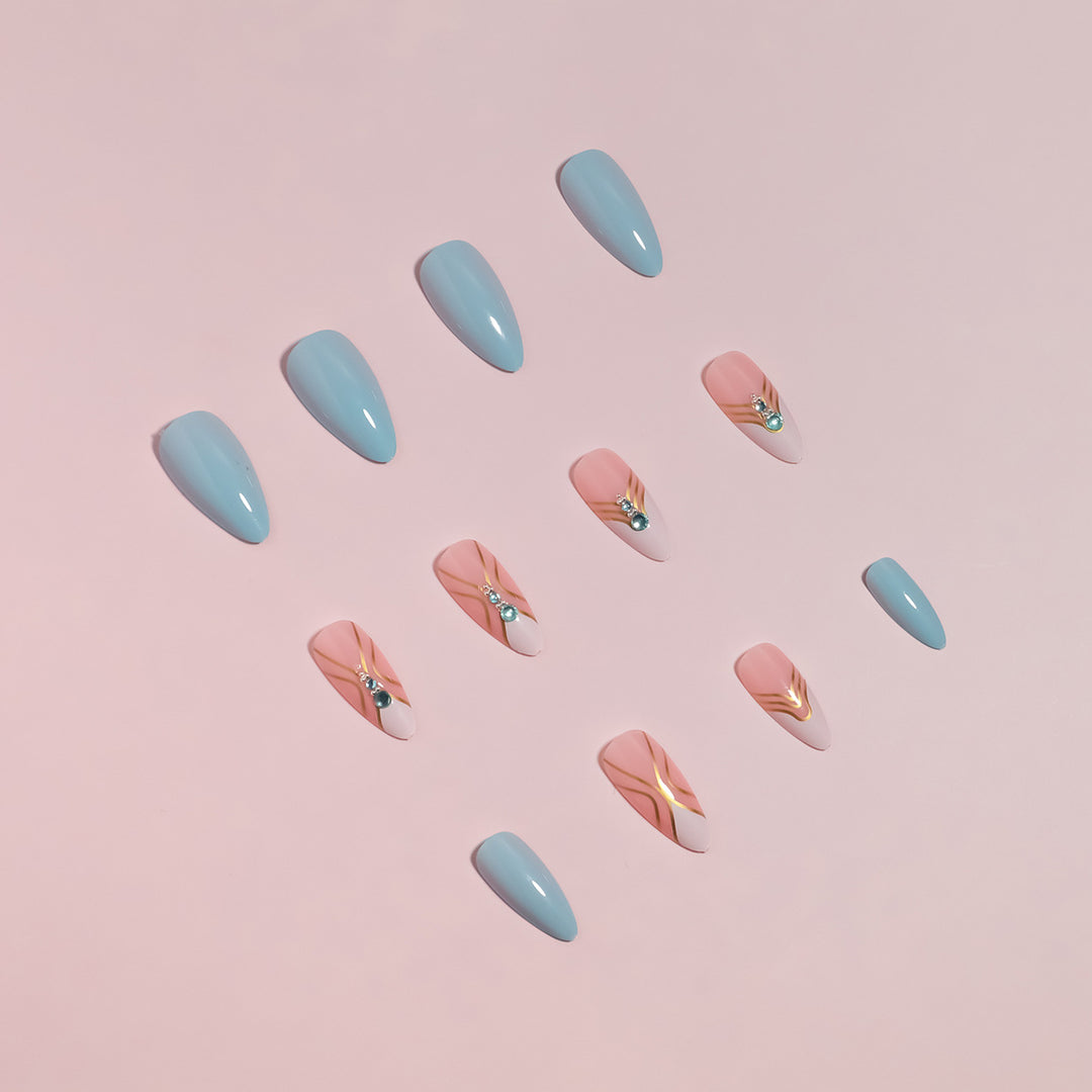 Künstlerisches Press-On-Nagelset mit eleganten Details Karnz