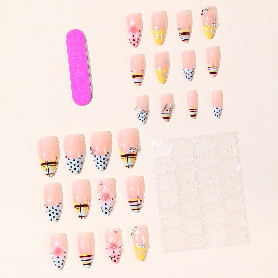 Elegante florale und geometrische 3D-Nagelkunstverlängerungen Karnz