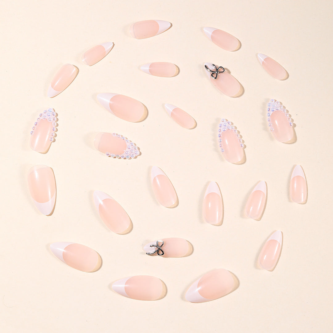 Elegante Perlenakzentuierte Stiletto Nagelkunst Karnz