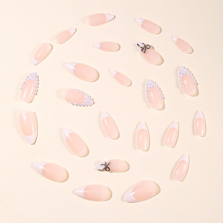 Elegante Perlenakzentuierte Stiletto Nagelkunst Karnz