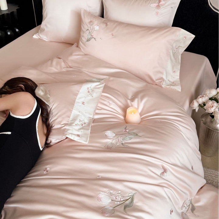 Satin-Bettwäscheset mit pastellbestickten Blumenapplikationen und extraweichem Finish