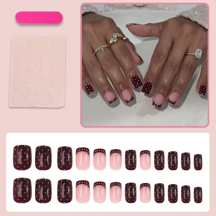 Kunstnagelset mit eleganten französischen Spitzen und verspielten Akzenten Karnz