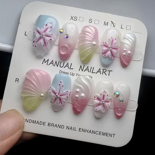 Handgemachte florale Press-On Nagelkunst