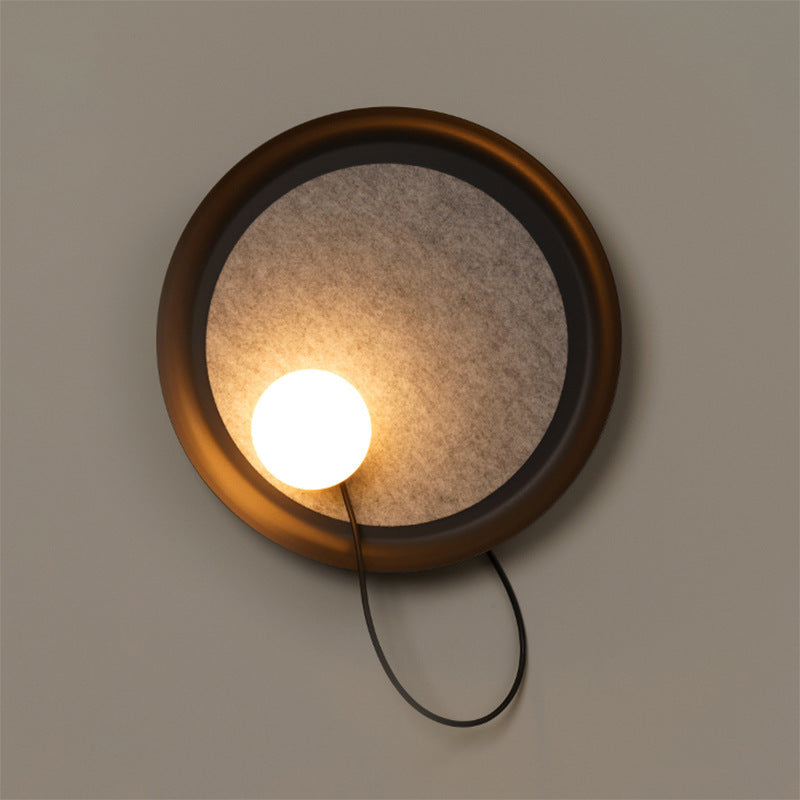 Moderne Wandlampe mit Stoffhintergrund und sanftem Licht