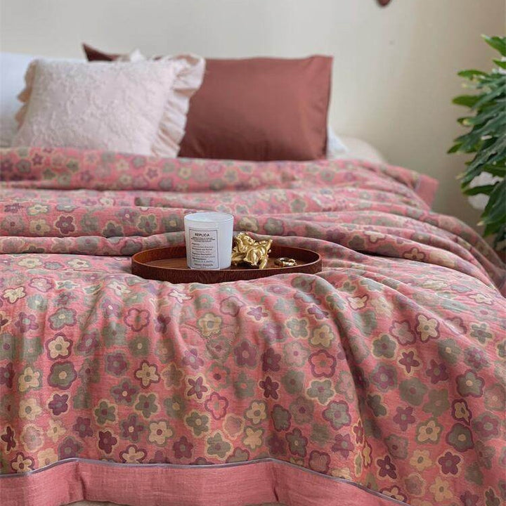 Leicht gesteppte Wohndecke im Retro-Blumenjacquard aus Baumwoll‑Leinen‑Mix