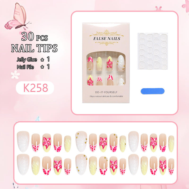 Kunstnagelset mit feinen Blumendetails Karnz