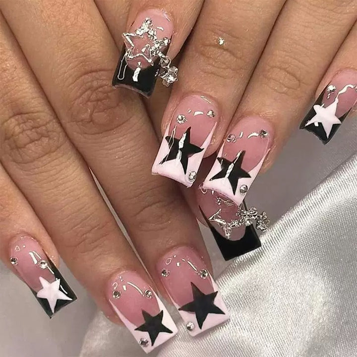 Kunstnagelset mit glitzernden Sternen-Akzenten Karnz