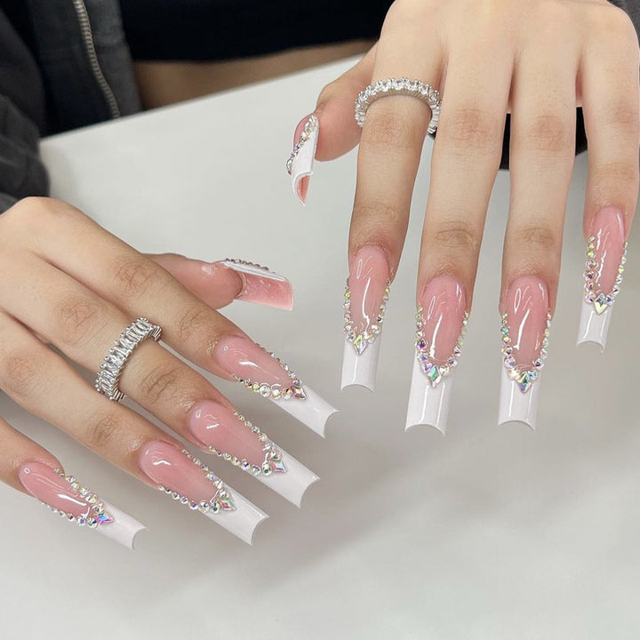 Elegantes kristallverziertes Press-On-Nageldesign Karnz
