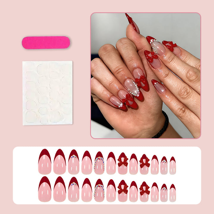 Kunstnagelset mit stylischen Akzenten und dekorativen Details Karnz