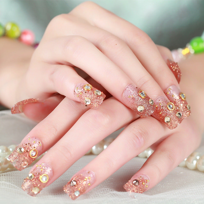 Kunstnägel mit elegantem Blumen- und Strassdesign Karnz