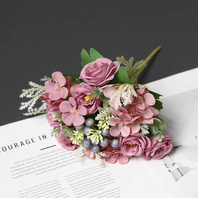 Lebensechte Blumenarrangement