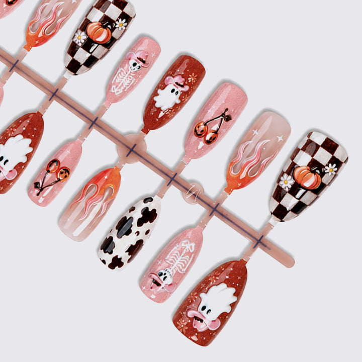 Kreatives Halloween Kunstnagelset mit verspielten Motiven Karnz