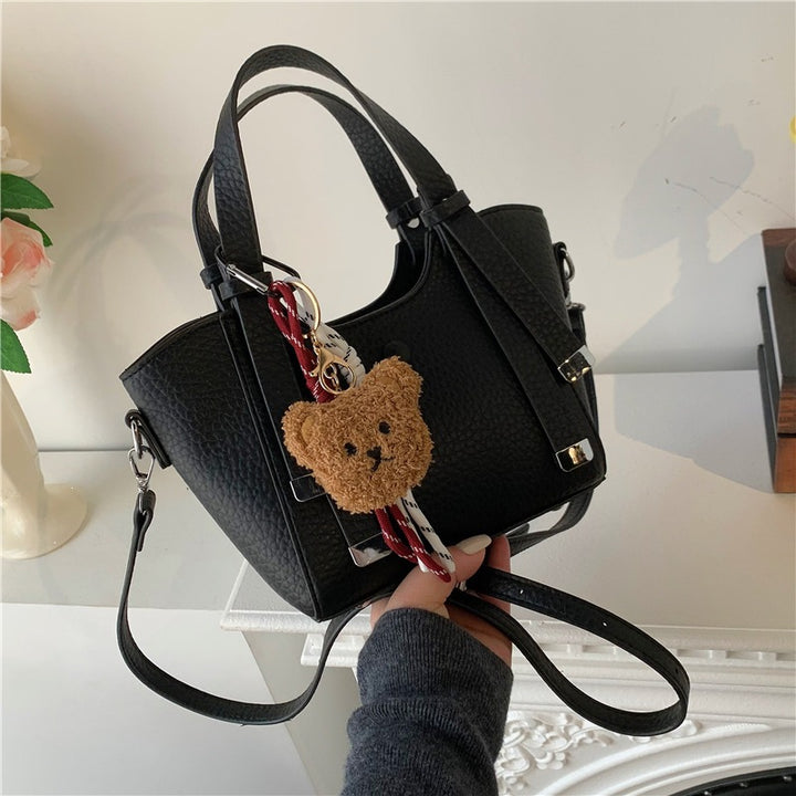 Texturierte Mini Tote-Handtasche mit charmantem Bären-Schlüsselanhänger