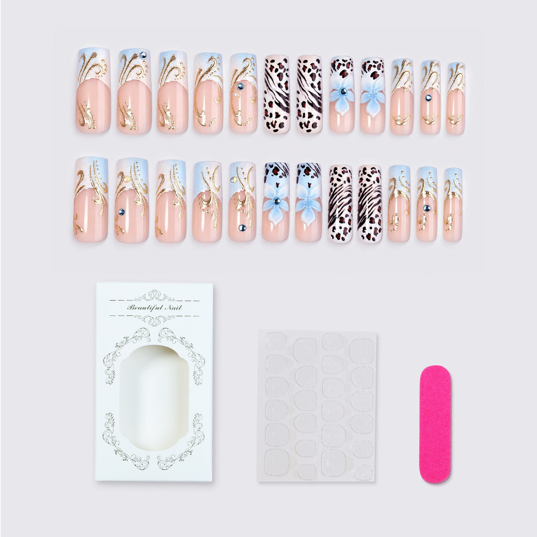 Glamouröses Kunstnagelset mit floralen Akzenten und Glitzerdetails Karnz