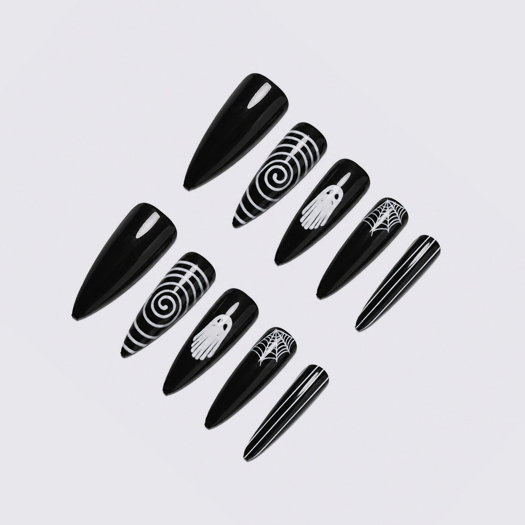 Kreatives Kunstnagelset mit mystischen Motiven Karnz