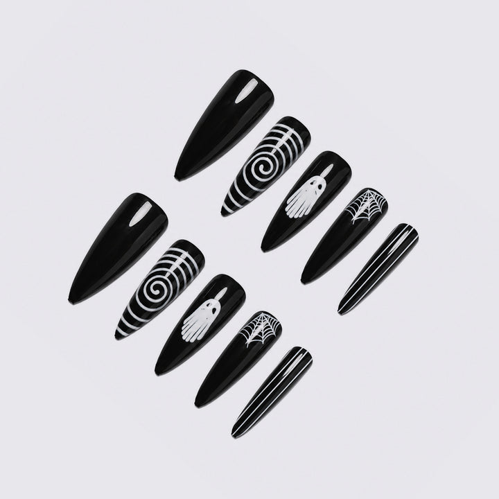 Kreatives Kunstnagelset mit mystischen Motiven Karnz