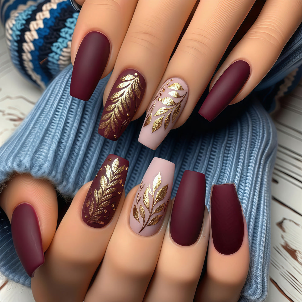 Elegante Kunstnägel mit Goldverzierung Karnz