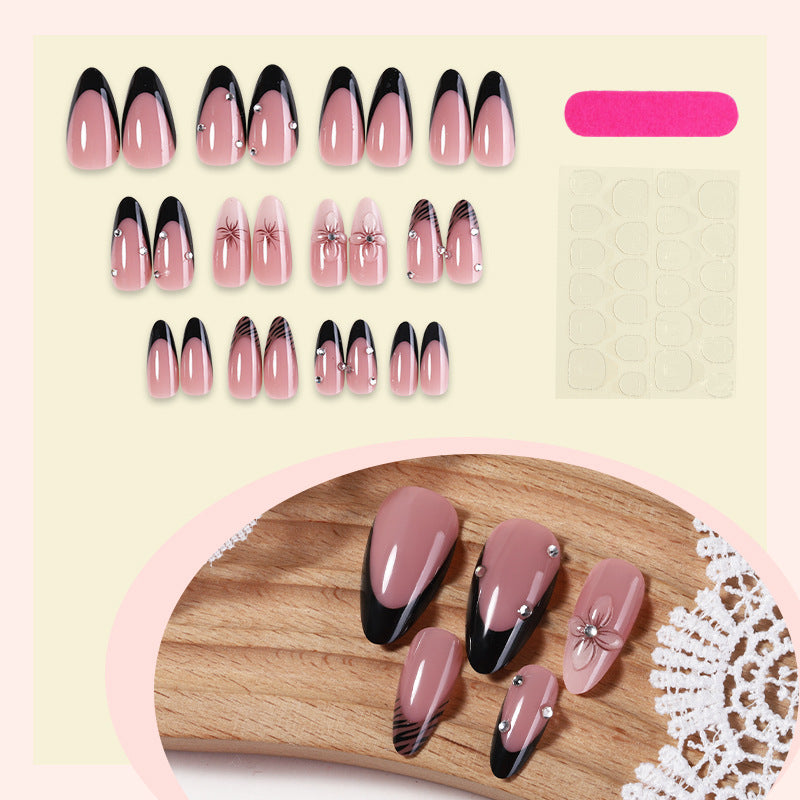Deluxe Press-On Nagelset mit eleganten schwarzen Spitzen und Verzierungen Karnz