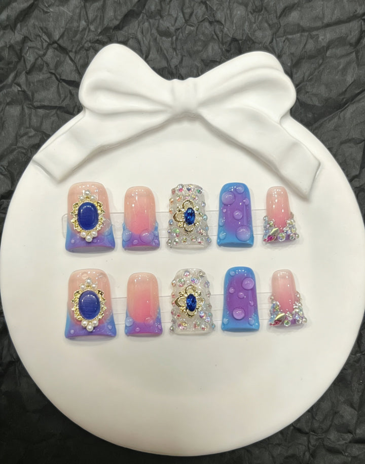 Dekoratives Press-On Nail Art Set mit floralen und Insektenakzenten