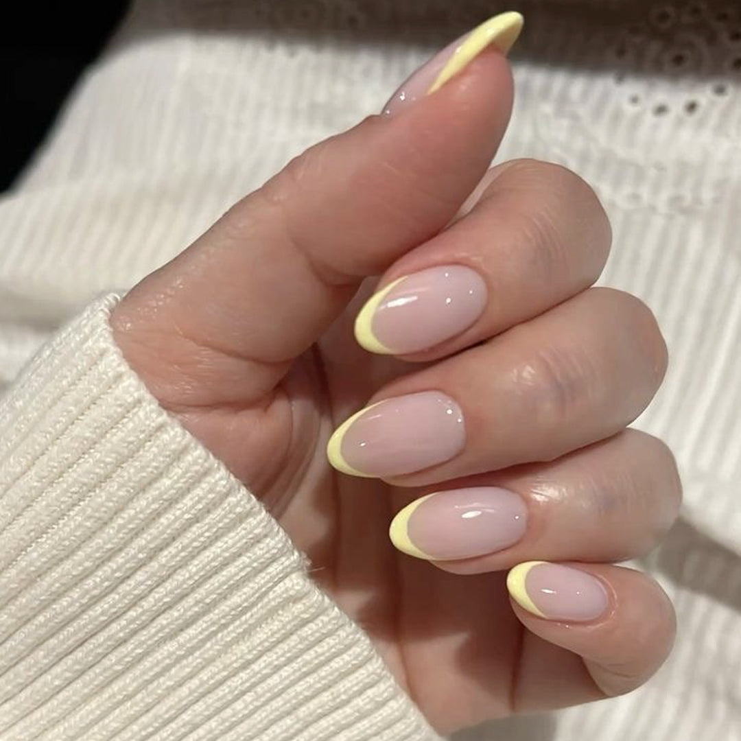 Elegante Nagelkunst im modernen French-Tip Design Karnz