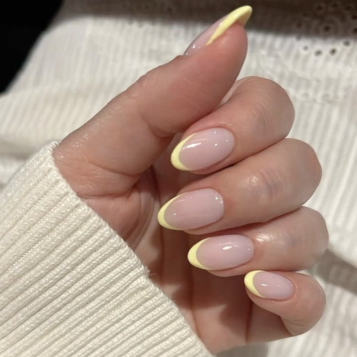 Elegante Nagelkunst im modernen French-Tip Design Karnz