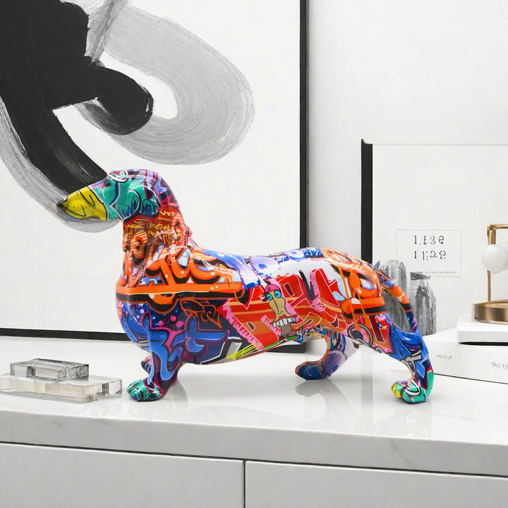 Bunte Dekofigur eines Dackels im Graffiti-Stil Karnz