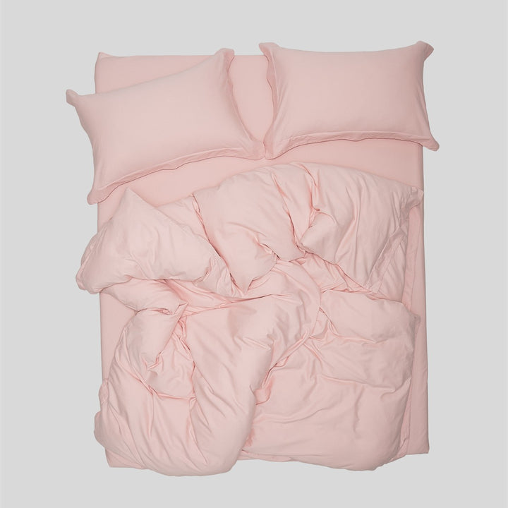Minimalist gewaschenes gebürstetes Baumwoll-Bettwäsche-Set mit tiefem Spannbetttuch und Kissenbezügen