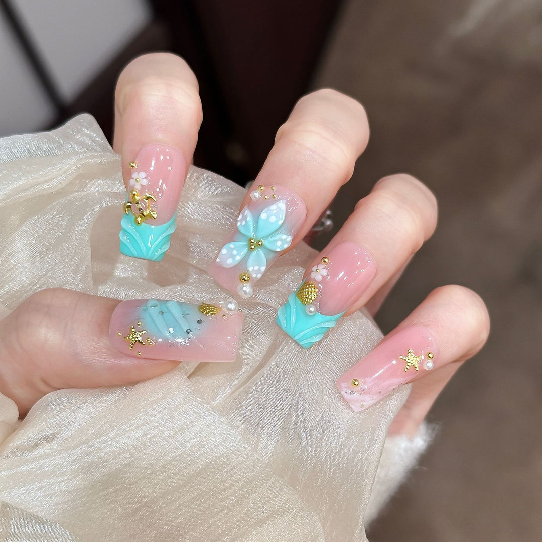 Dekoratives Press-On Nagelkunstset mit floralen und Juwelenakzenten