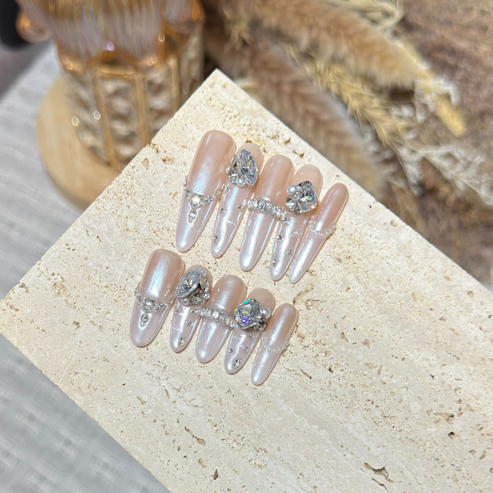 Dekoratives Stiletto-Nagelspitzen-Set mit Edelsteinakzenten Karnz