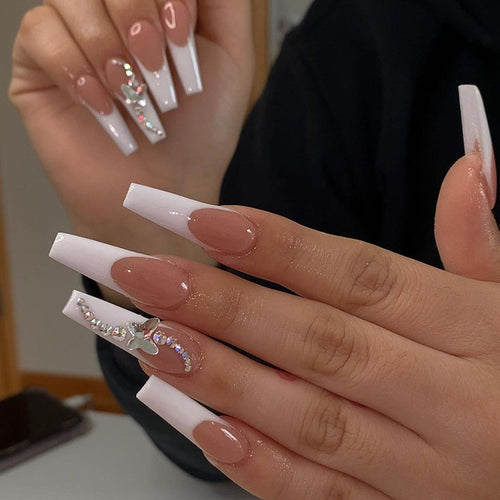 Kunstnagelset mit glamourösen Spitzenverzierungen und eleganten Akzenten Karnz