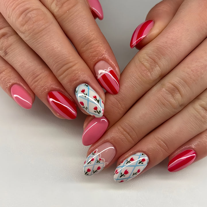 Künstlerisches Floral gemustertes Press-On Nail Art Set Karnz