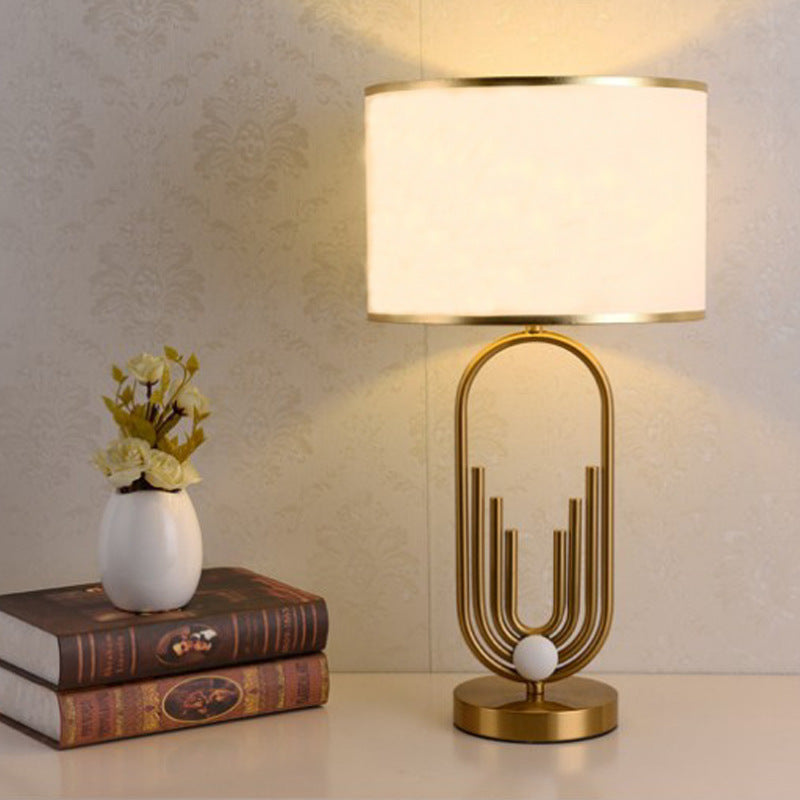 Künstlerische Tischlampe mit Gold- und Cremetönen