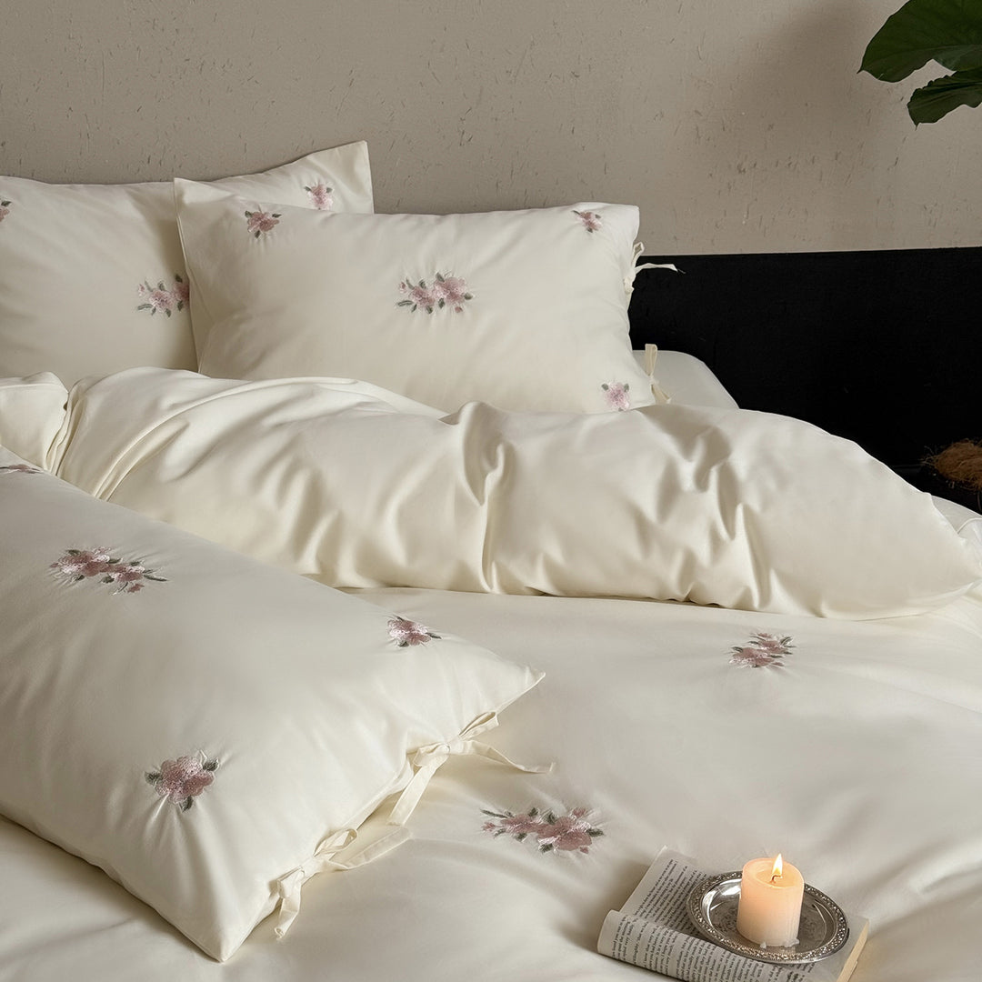 Bestickte Baumwoll-Bettbezug-Sets mit Eckbindern & floralem Motiv