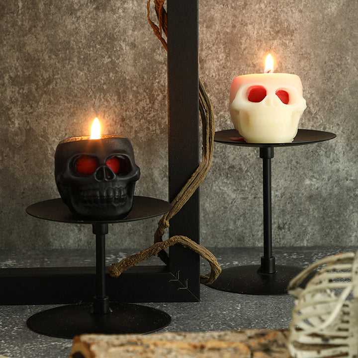 Handgegossene Totenkopf-Votivkerzen für saisonale Tischambiente