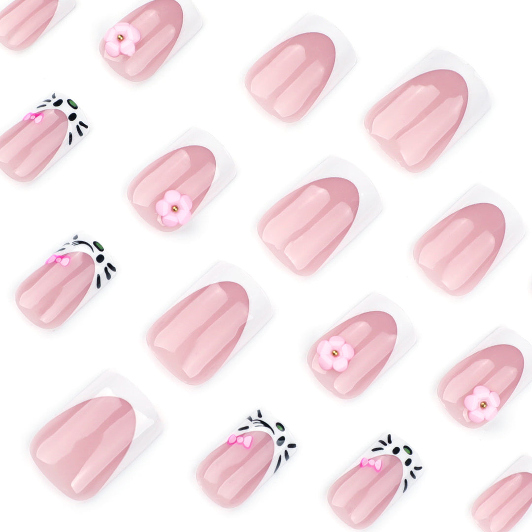 Kunstvolle Nagelkunst mit Blüten- und Detailverzierung Karnz