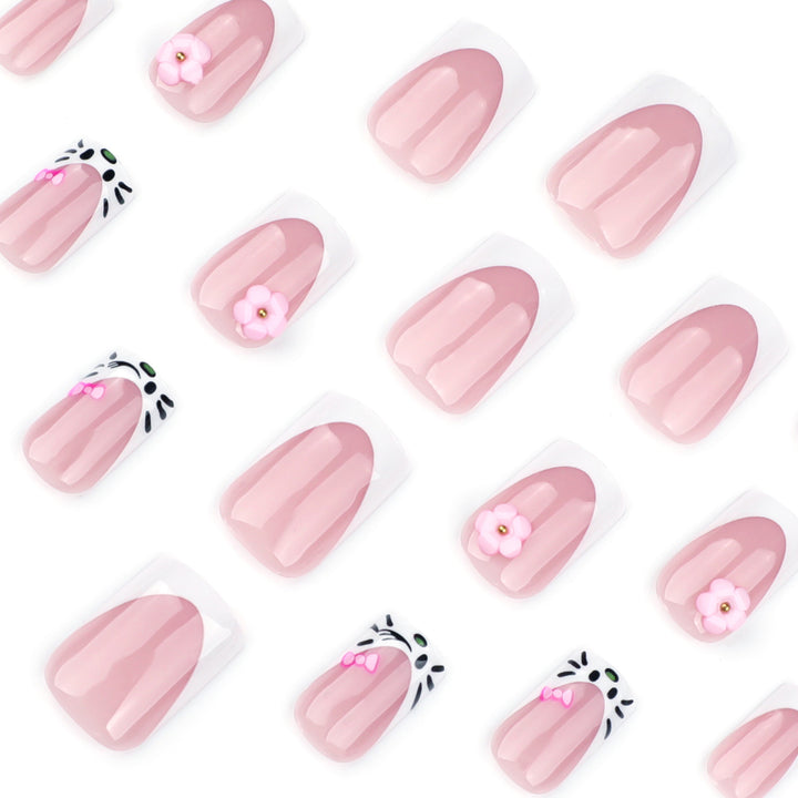 Kunstvolle Nagelkunst mit Blüten- und Detailverzierung Karnz