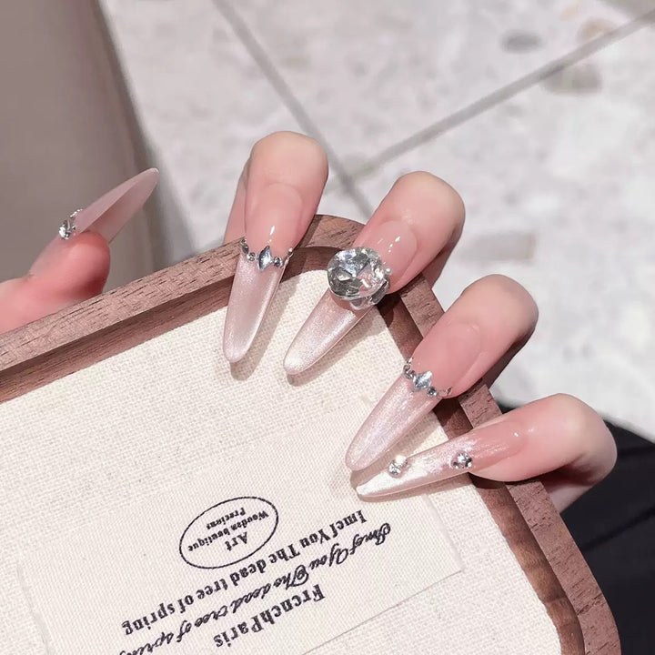 Dekorative mit Strass verzierten Stiletto-Nagelverlängerungen Karnz